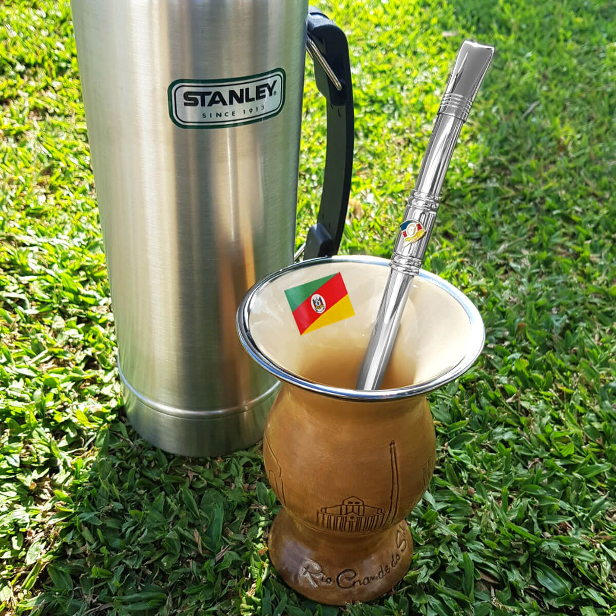 Bomba Chimarrão Tererê Aço Inox 23cm com Rosca e Anel com Pingente de Brasão