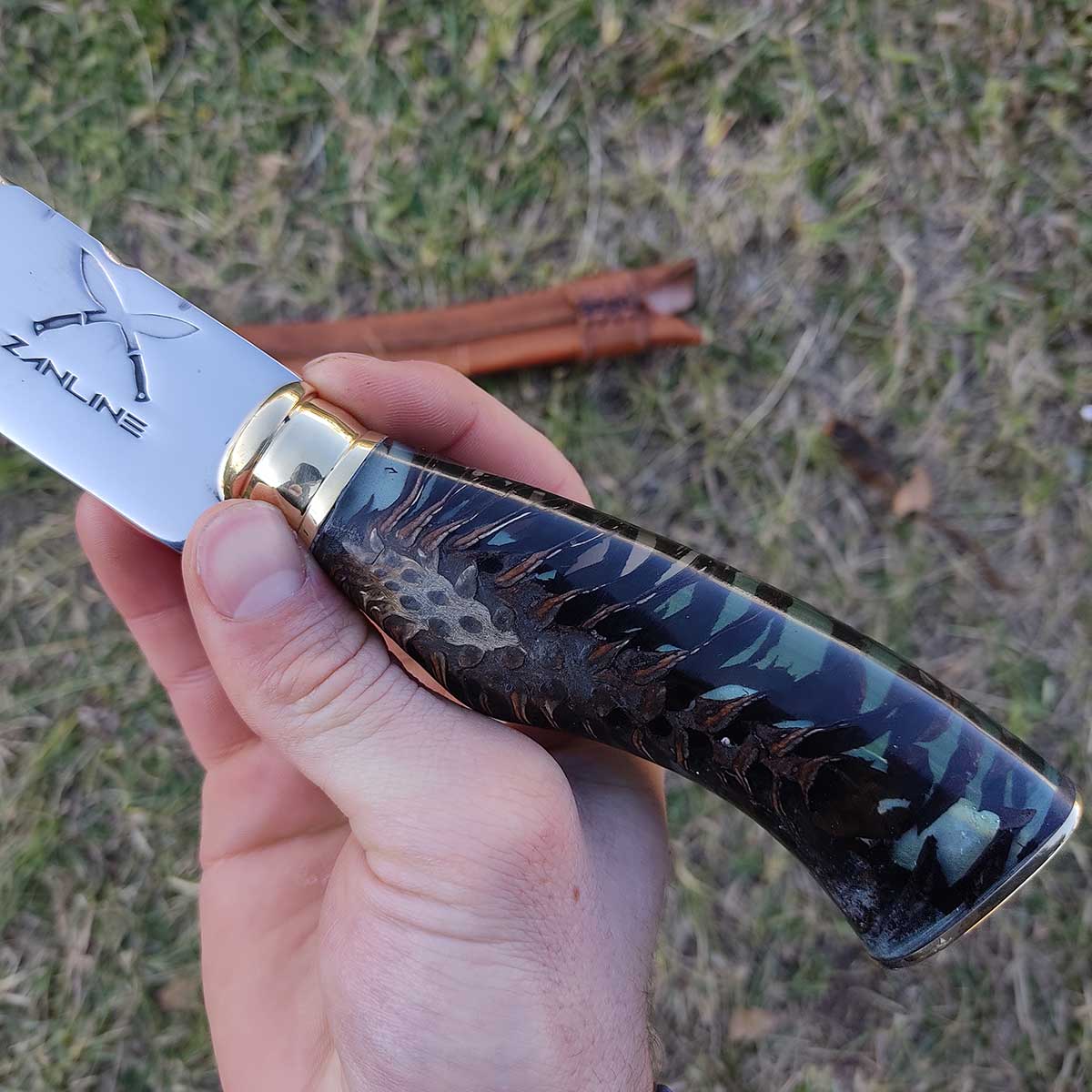Faca Estilo Chef Nusret Gökçe Salt Bae Carne Artesanal 10' Cabo Híbrido Resina e Pinha Aço Inox 420c