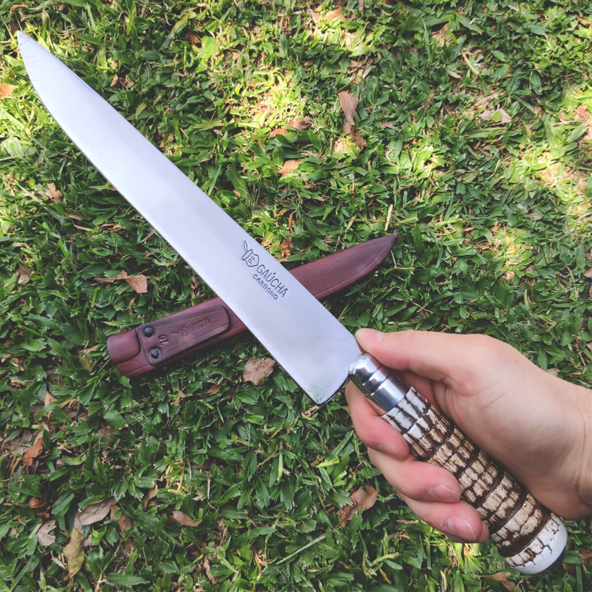 Faca Gaúcha para Churrasco 10'' Cabo Rabo de Tatu Aço Carbono 1070 e Bainha Couro