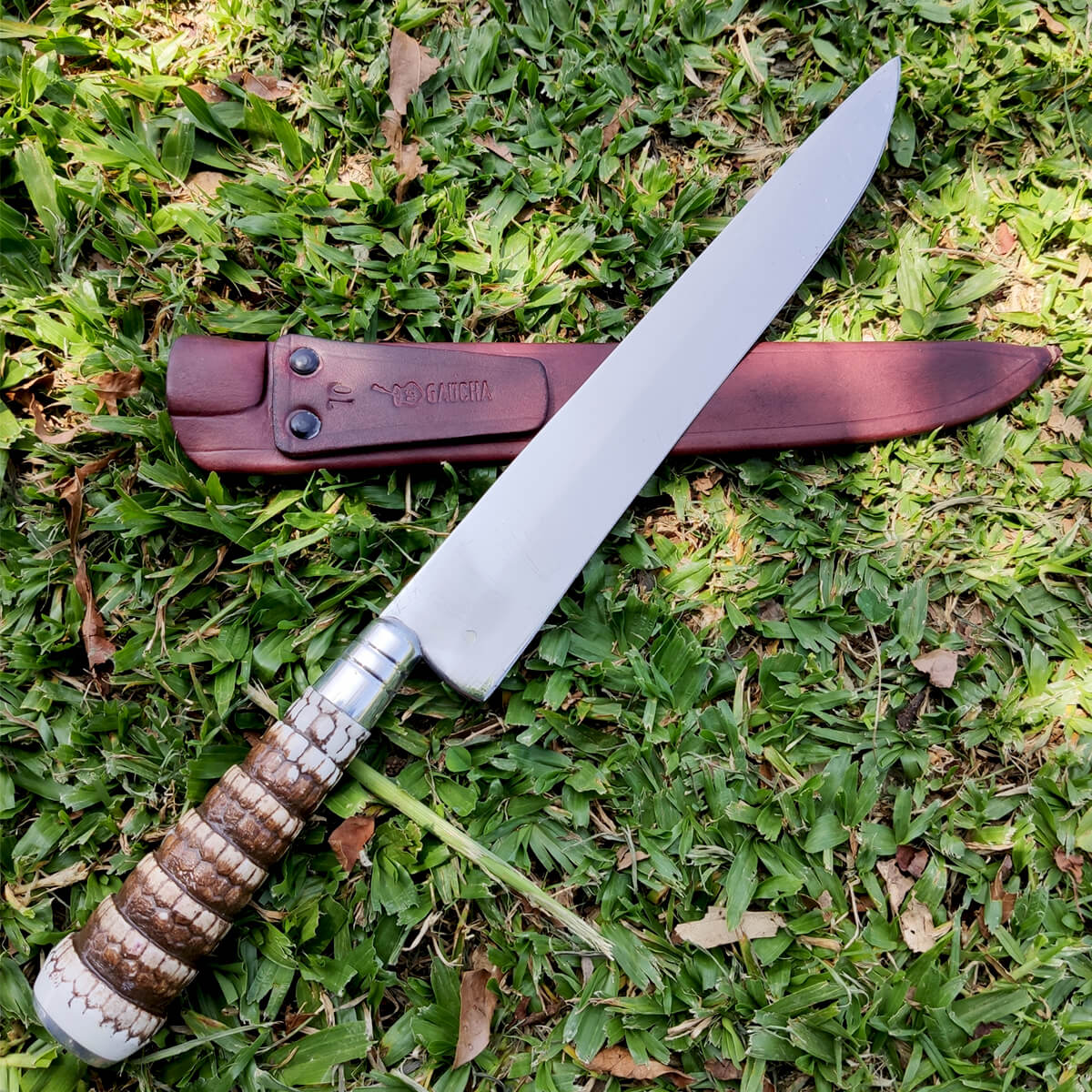 Faca Gaúcha para Churrasco 10'' Cabo Rabo de Tatu Aço Carbono 1070 e Bainha Couro