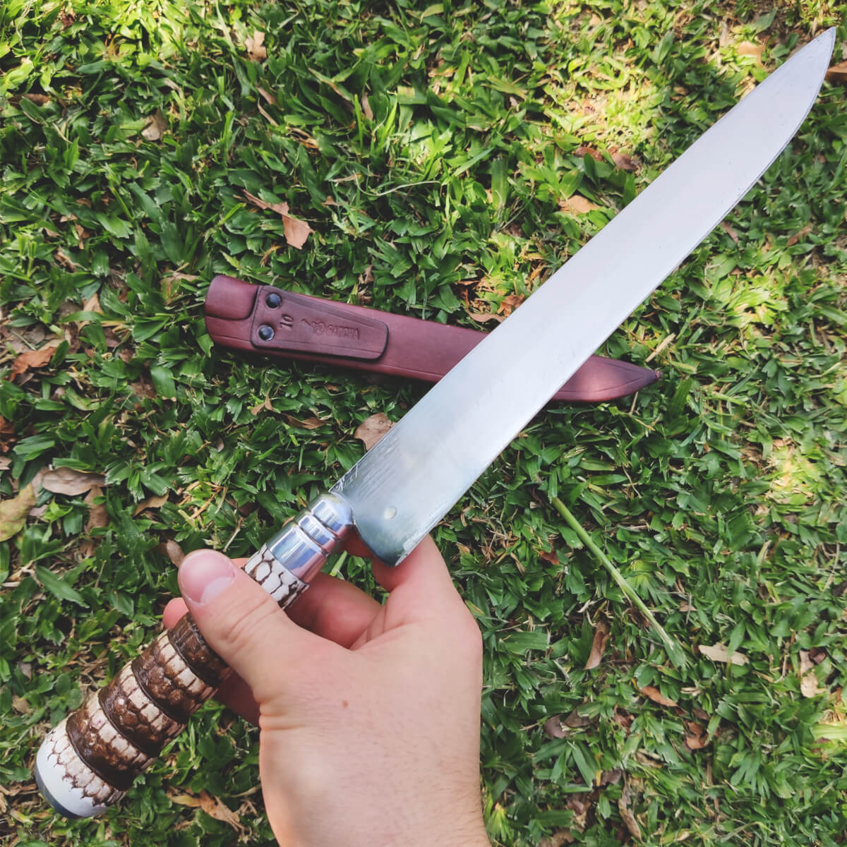 Faca Gaúcha para Churrasco 10'' Cabo Rabo de Tatu Aço Carbono 1070 e Bainha Couro