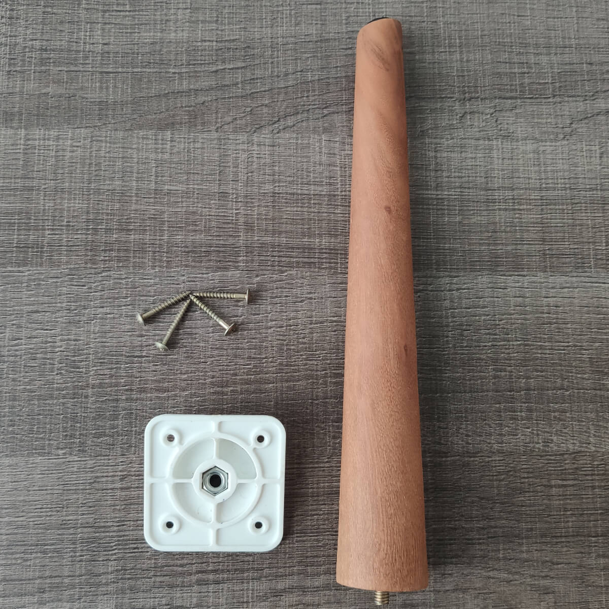 Kit 4 Pés de Madeira 30cm Inclinados com Adaptadores Brancos para Poltronas
