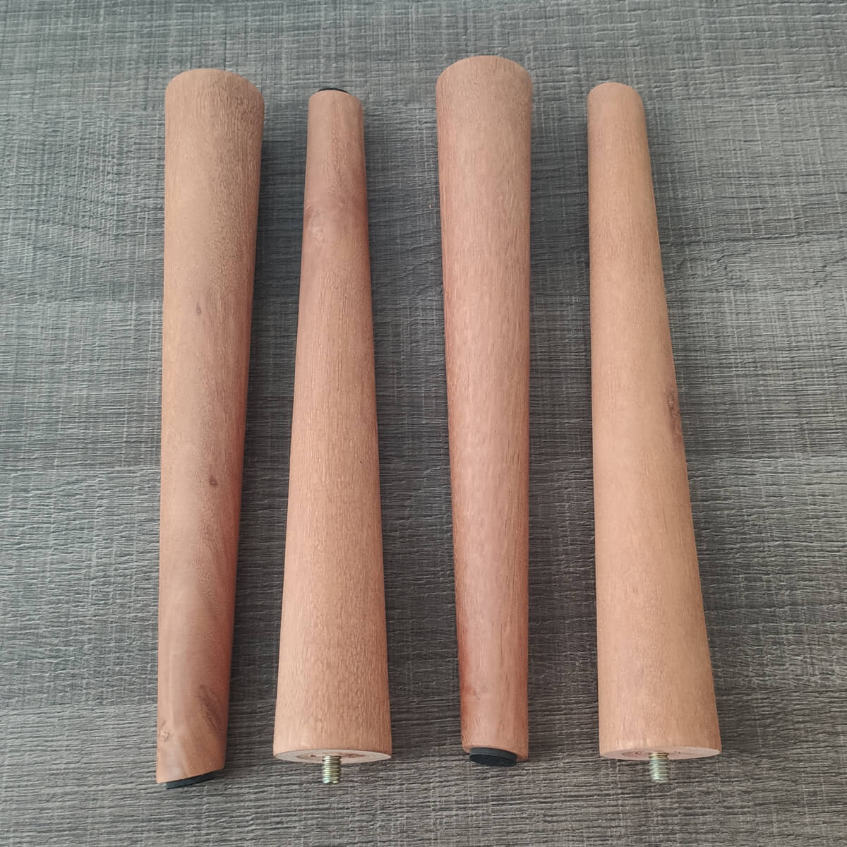 Kit 4 Pés de Madeira 30cm Inclinados com Adaptadores Pretos para Poltronas