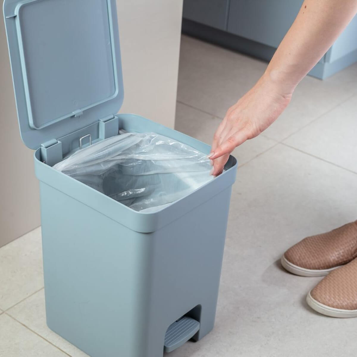 Lixeira de Pedal OU Cesto de Lixo para Cozinha Escritório Linha Trium 12 Litros Azul Glacial