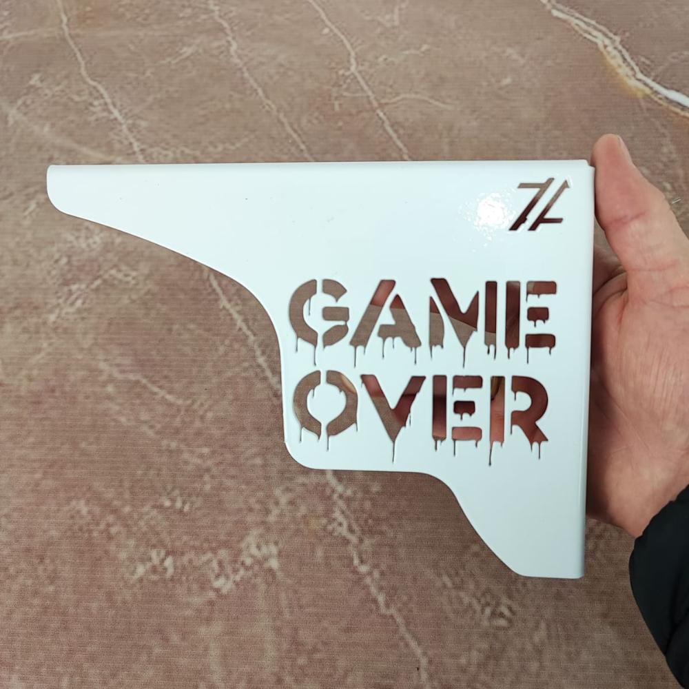 Mãos Francesas Brancas 20cm Game Over Decorativa em Aço para Prateleira Zarg