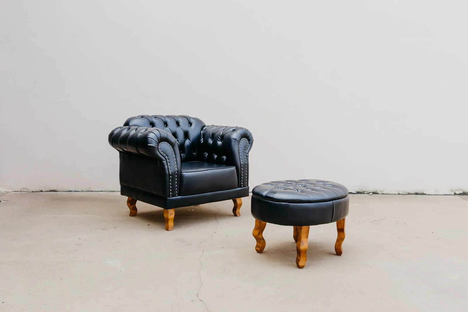 Poltrona Com Puff Chesterfield Conjunto