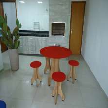 Conjunto de Mesa 78 cm com 4 Banquetas Rubi de Madeira Antígua com Assento Estofado Vermelho Cestari