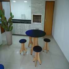 Conjunto de Mesa 90 cm com 4 Banquetas Rubi de Madeira Antígua com Assento Estofado Azul Cestari