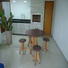 Conjunto de Mesa 90 cm com 4 Banquetas Rubi de Madeira Antígua com Assento Estofado Cinza Cestari