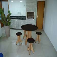 Conjunto de Mesa 90 cm com 4 Banquetas Rubi de Madeira Antígua com Assento Estofado Preto Cestari