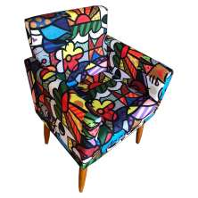 Poltrona Decorativa Confortável Para Sala Nina Com Base Estampa Romero Brito Pé Castanho - Clique E Decore