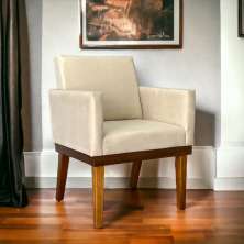 Poltrona Decorativa Para Sala Recepção Escritório Divine Base Reforçada De Madeira Suede Bege
