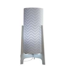 Abajur Tripé Madeira Branca e Cúpula Chevron Branco 32 cm x 15 cm