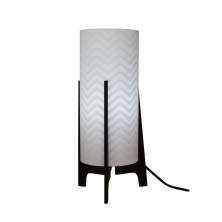 Abajur Tripé Madeira Preta e Cúpula Chevron Branco 32 cm x 15 cm