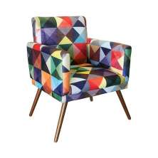Poltronas Nina Com Rodapé e Pés Em Madeira Suede Triângulo Colorido - DS Estofados
