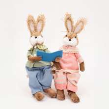Casal de Coelhos em Palha Sentados Lendo Decoração 30cm