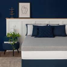 Cama Box Viúva Azul com Colchão Guldi Dream Mola Ensacada (30x128x188) e 2 Travesseiros Guldi Soft Nasa Cinza e Branco