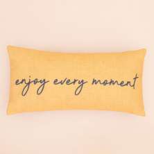 Capa Almofada Retangular Amarela Frase "Enjoy Every Moment" - Home Cartoon