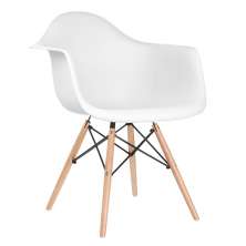 Cadeira Charles Eames Eiffel DAW com braços e pés de madeira clara Branco