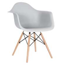 Cadeira Charles Eames Eiffel DAW com braços e pés de madeira clara Cinza claro