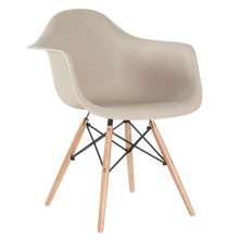Cadeira Charles Eames Eiffel DAW com braços e pés de madeira clara Nude