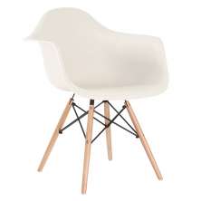 Cadeira Charles Eames Eiffel DAW com pés de madeira clara Creme