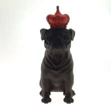 Enfeite Decoração Cachorro Coroa Vermelha Resina Preto 28x12