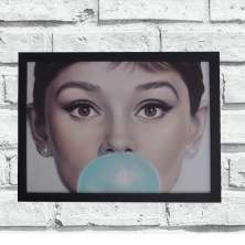 Quadro Decorativo Metal Audrey Chiclete Azul Cor Preto 30x40
