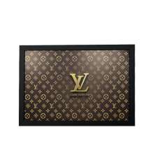 Quadro Decorativo Metal Louis Vuitton Mono Marrom 40x30x1cm