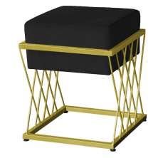 Puff Decorativo Tróia Base Gold Veludo Preto - Montanaris Decor