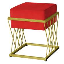 Puff Decorativo Tróia Base Gold Veludo Vermelho - Montanaris Decor