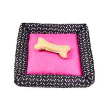 Cama Pet Média Simples Pop 50cm x 50cm x 15cm Preto e Pink Com Almofada Decorativa