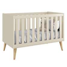 Berço Mini Cama Theo Areia Fosco com Pés Madeira Natural - Reller Móveis