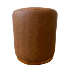Puff Barcelona Decorativo com Couro Caramelo e Base Madeira
